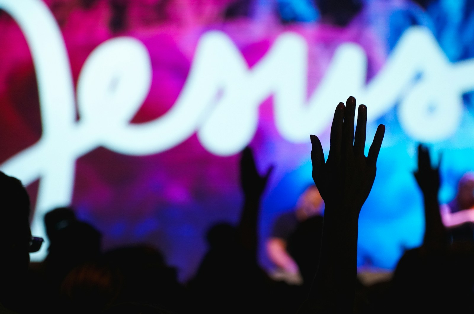 Megachurch encourages next US President with 11000 prayer letters from congregants