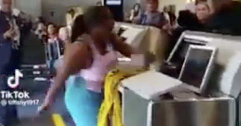 Airport Meltdown, Mom Attacks Agent With Monitor After Kids Wander Off